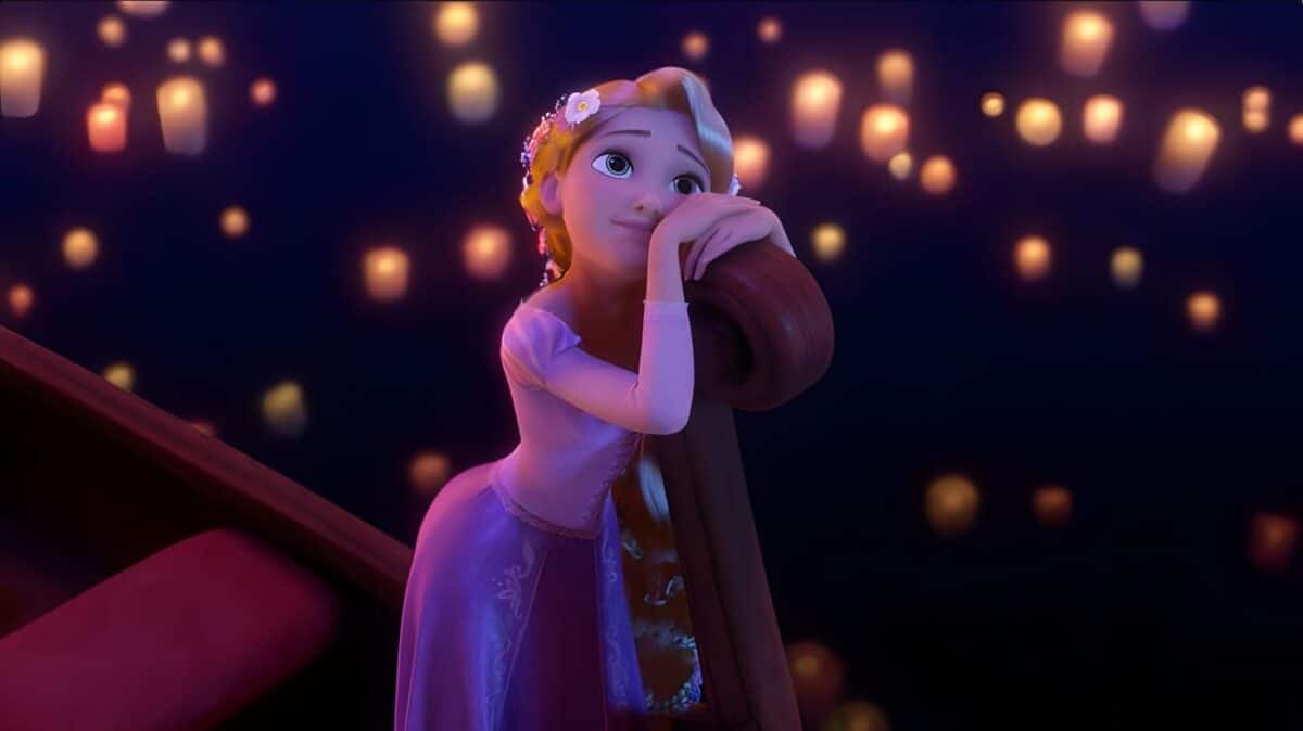 Rapunzel leaning on a boat head, delighted under hundreds of twinkling lanterns