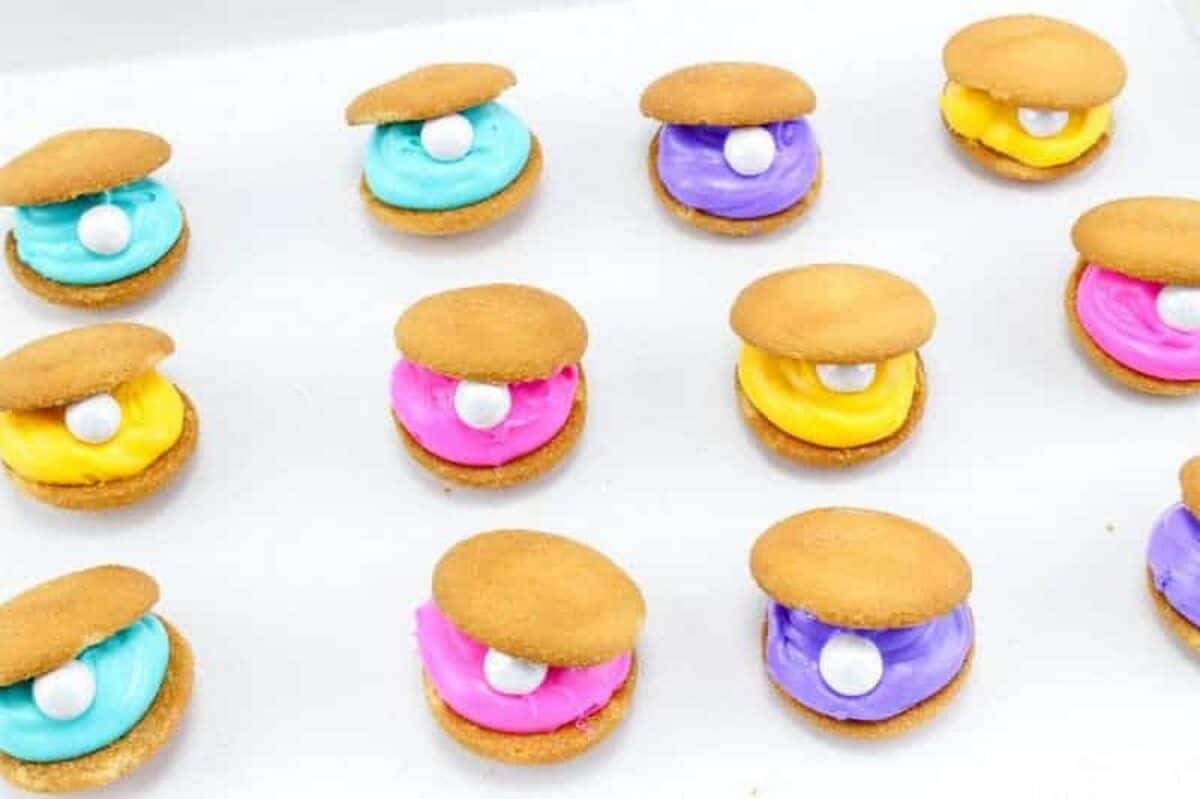 Clam cookies made of Macaron and marshmallow